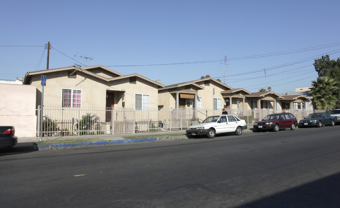 309-319 N Coronado St in Los Angeles, CA - Building Photo