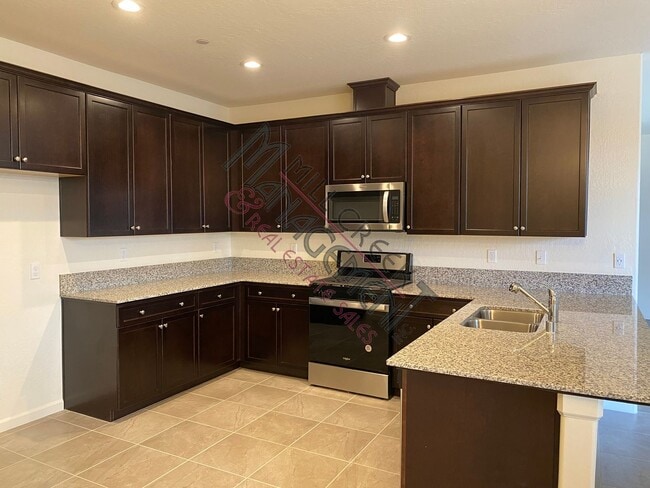 344 W Kimball Ave in Visalia, CA - Building Photo - Building Photo