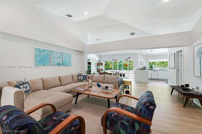 560 Hampton Ln in Key Biscayne, FL - Building Photo - Building Photo