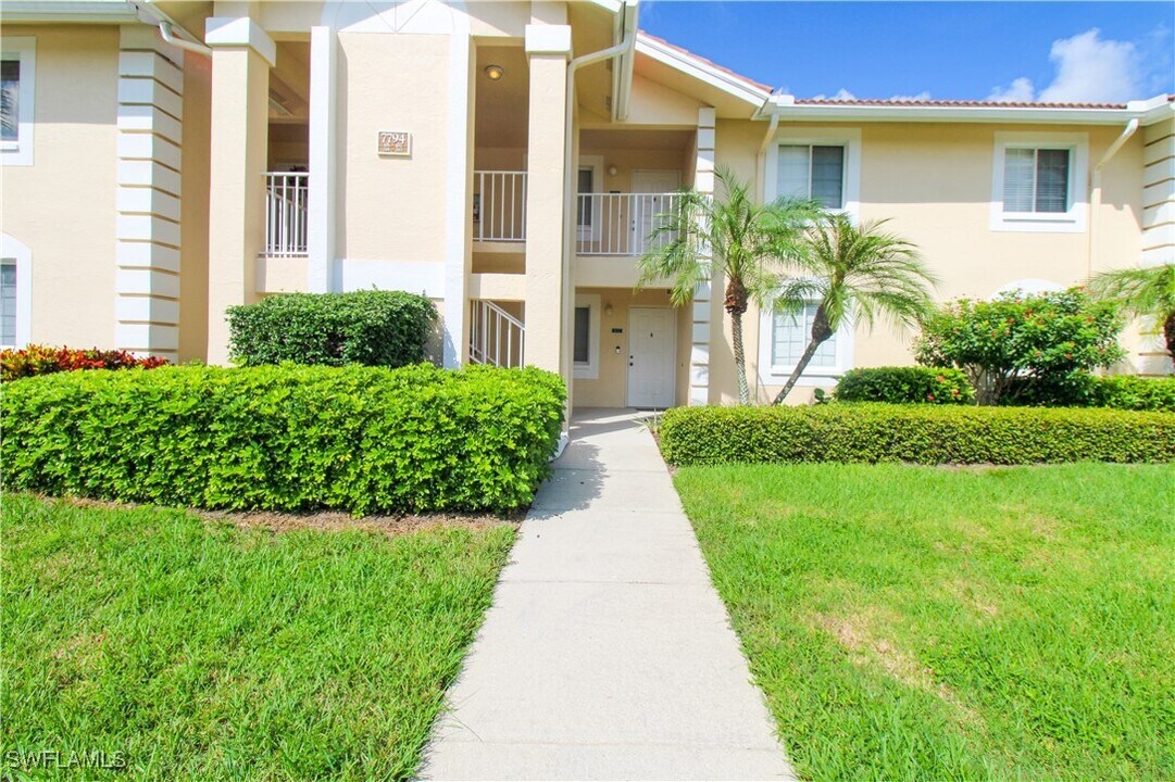7794 Emerald Cir in Naples, FL - Building Photo