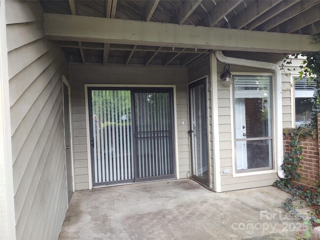 1600 Sharon Rd W in Charlotte, NC - Building Photo - Building Photo