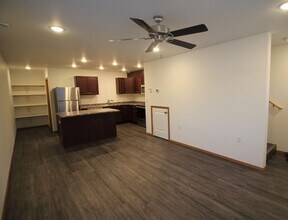 560 S Santa Claus Ln-Unit -#B in North Pole, AK - Foto de edificio - Building Photo