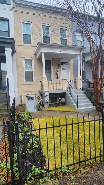 1153 Neal St NE-Unit -Unit 1 in Washington, DC - Foto de edificio