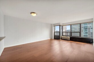 30 E Huron St in Chicago, IL - Building Photo - Building Photo