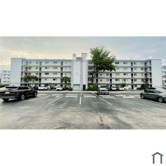 8610 N Sherman Cir in Miramar, FL - Building Photo