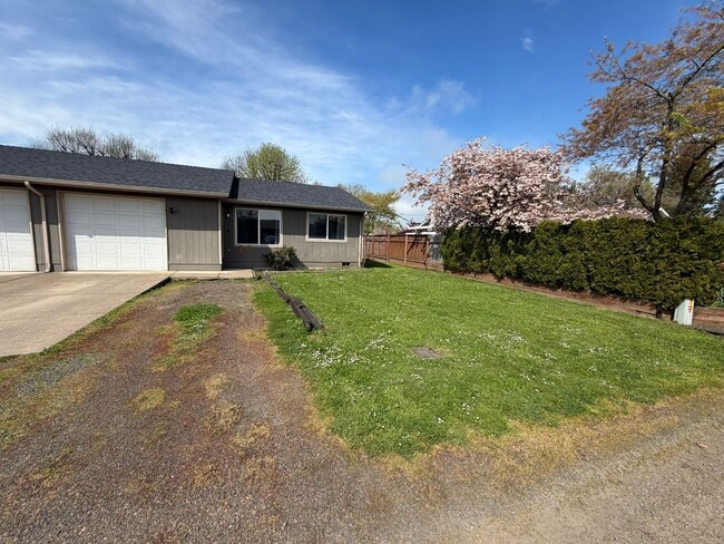 370 11th St in Lebanon, OR - Building Photo - Building Photo