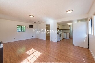 13522 SE Oatfield Rd in Milwaukie, OR - Building Photo - Building Photo