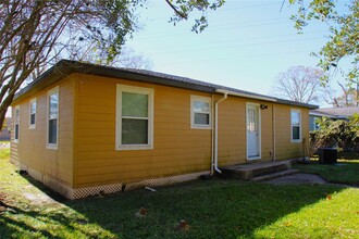 518 Mckee St in Clute, TX - Building Photo - Building Photo