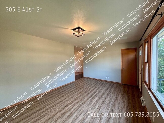 305 E 41st St in Sioux Falls, SD - Foto de edificio - Building Photo