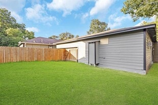 603 Booker T Washington St in Conroe, TX - Building Photo