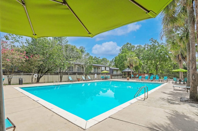 Hampton Court Apartments in Baton Rouge, LA - Foto de edificio - Building Photo