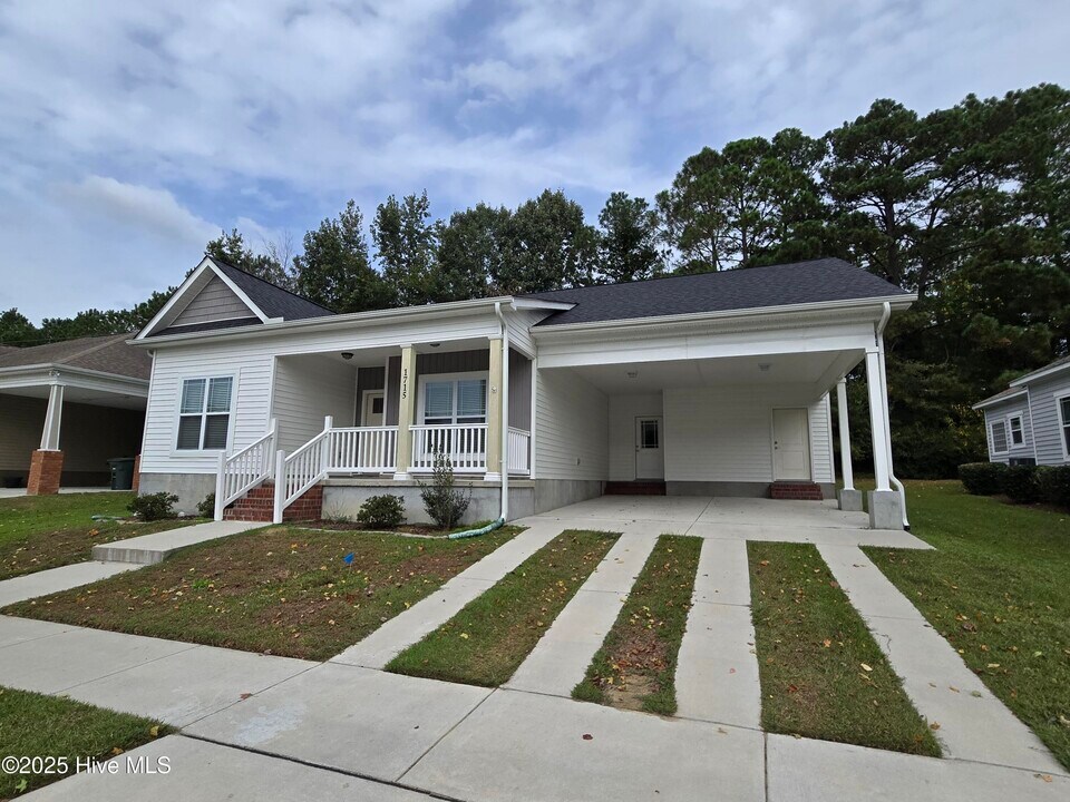1715 Sassafras Ct in Greenville, NC - Building Photo
