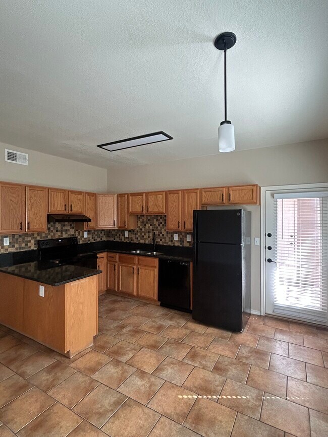 La Jolla Place Apartments in El Paso, TX - Foto de edificio - Building Photo