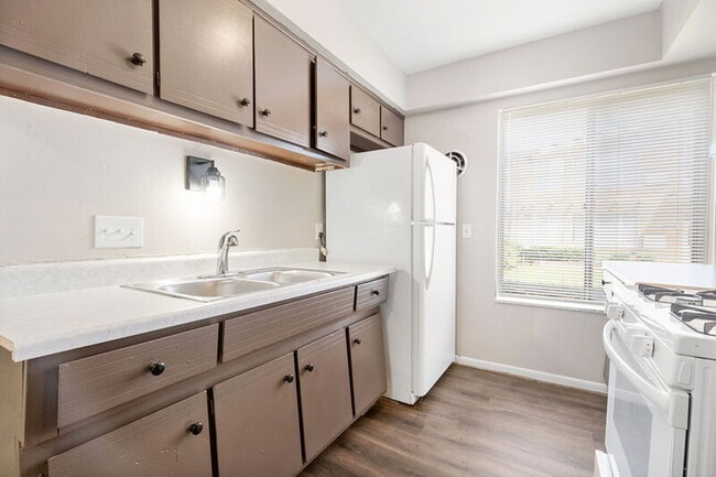 24583 Kelly Rd in Eastpointe, MI - Building Photo - Building Photo