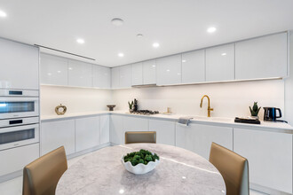 1033 Nelson St in Vancouver, BC - Building Photo - Building Photo
