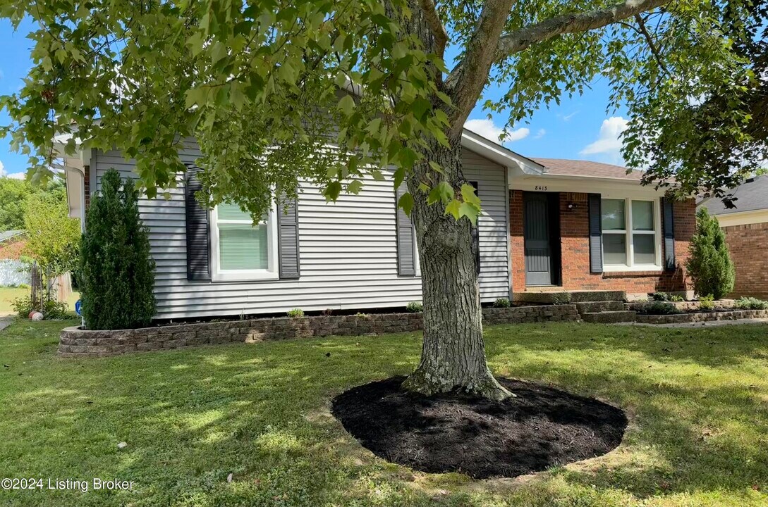 8413 Cloverport Dr in Louisville, KY - Building Photo