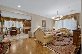 8 Percheron Ln in Roslyn Heights, NY - Foto de edificio - Building Photo