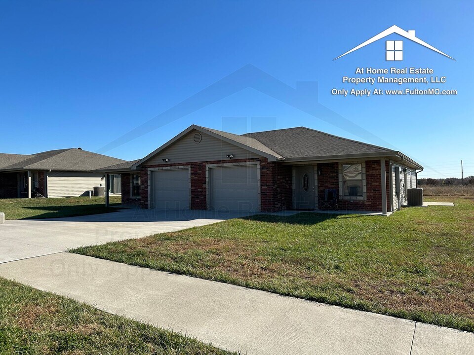1304 1 Preston Dr in Fulton, MO - Building Photo