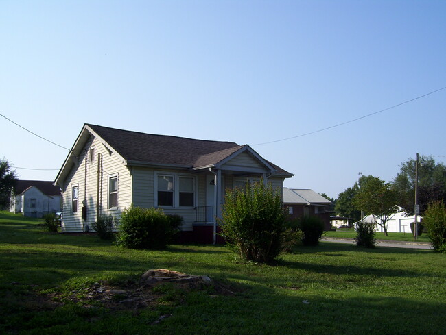 748 Lincoln Rd in Maryville, TN - Foto de edificio - Building Photo