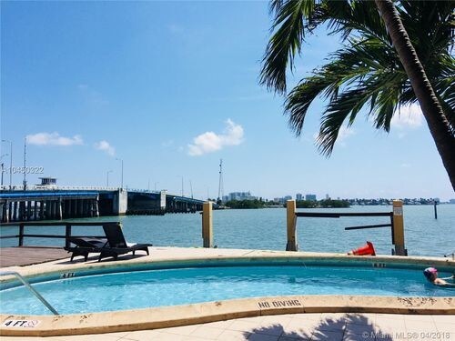 7845 NE Bayshore Ct in Miami, FL - Building Photo