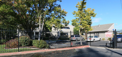 Hurley North Apartments in Sacramento, CA - Foto de edificio - Building Photo