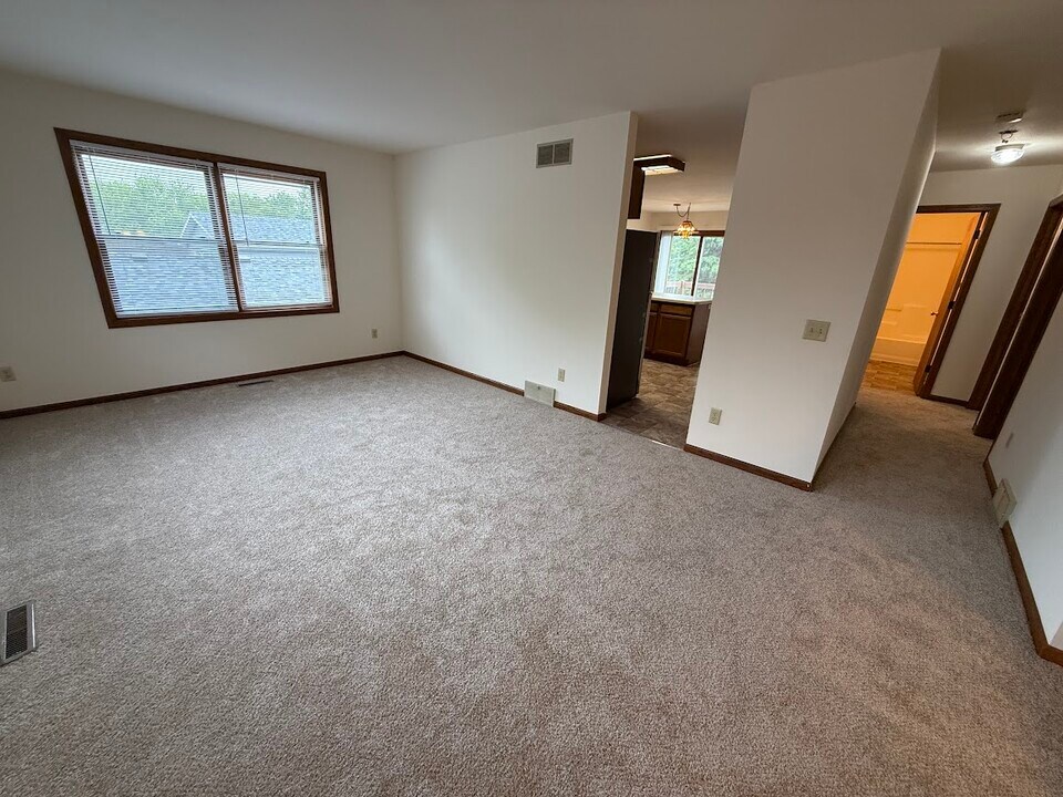 1627 Rustic Dr, Unit 1 in Sun Prairie, WI - Building Photo