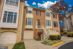 1379 Heritage Oak Way in Reston, VA - Building Photo