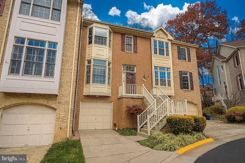 1379 Heritage Oak Way in Reston, VA - Building Photo