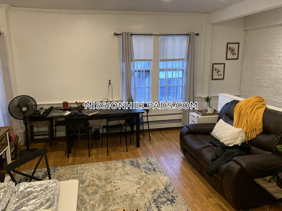 61 S Huntington Ave in Boston, MA - Building Photo