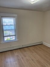 661 Front St, Unit 3F in Woonsocket, RI - Foto de edificio - Building Photo