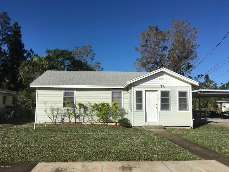 1708 Pine St in Melbourne, FL - Building Photo