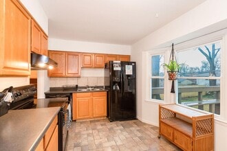 8806 W 71st Terrace in Overland Park, KS - Foto de edificio - Building Photo