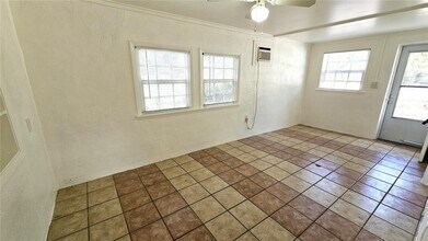 15 N Mango St in Englewood, FL - Building Photo - Building Photo