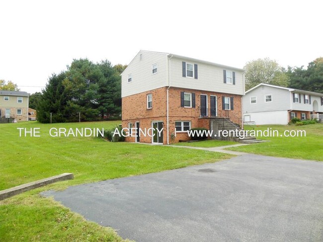 916 Pyrtle Dr in Salem, VA - Building Photo - Building Photo