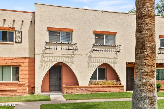 property at 2954 E Clarendon Ave