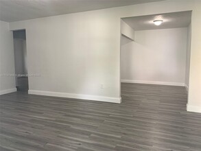 6290 SW 39th St in Miami, FL - Building Photo - Building Photo