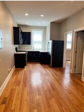 2310 W Grand Ave in Chicago, IL - Building Photo - Building Photo