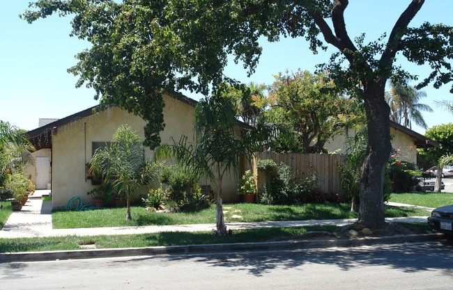 1815-1821 Gina Dr in Oxnard, CA - Foto de edificio - Building Photo