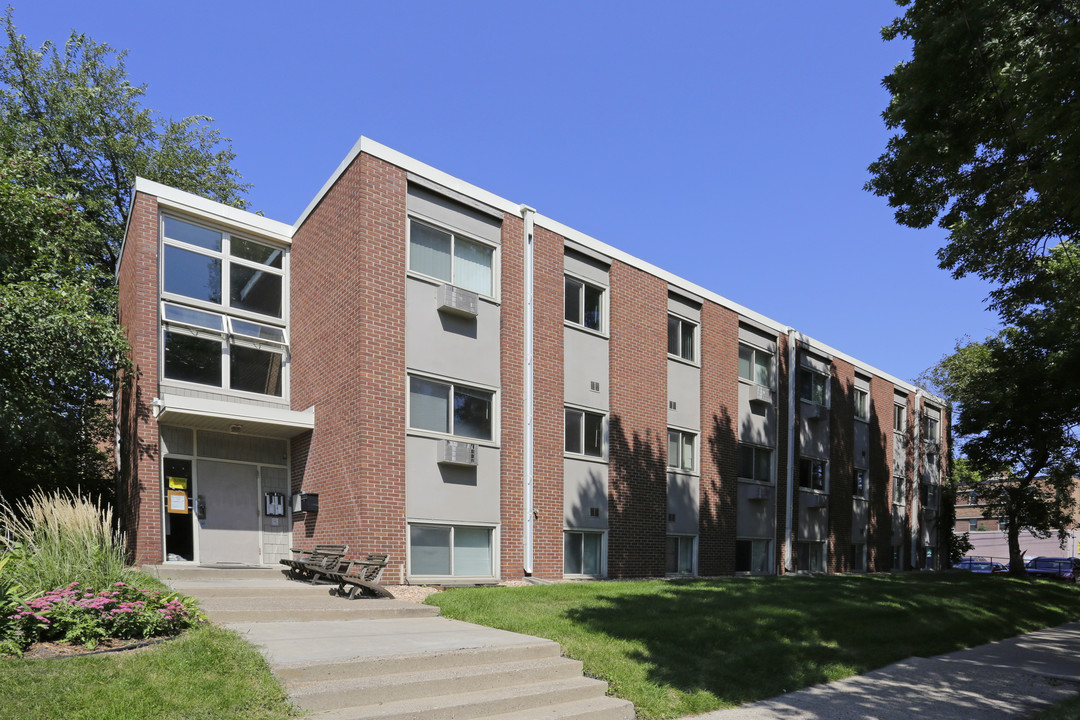 Sela Campus University Apartments in Minneapolis, MN - Foto de edificio