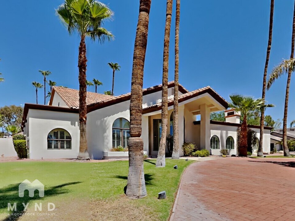 8260 E Sutton Dr in Scottsdale, AZ - Building Photo