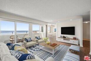 18002 Coastline Dr in Malibu, CA - Building Photo