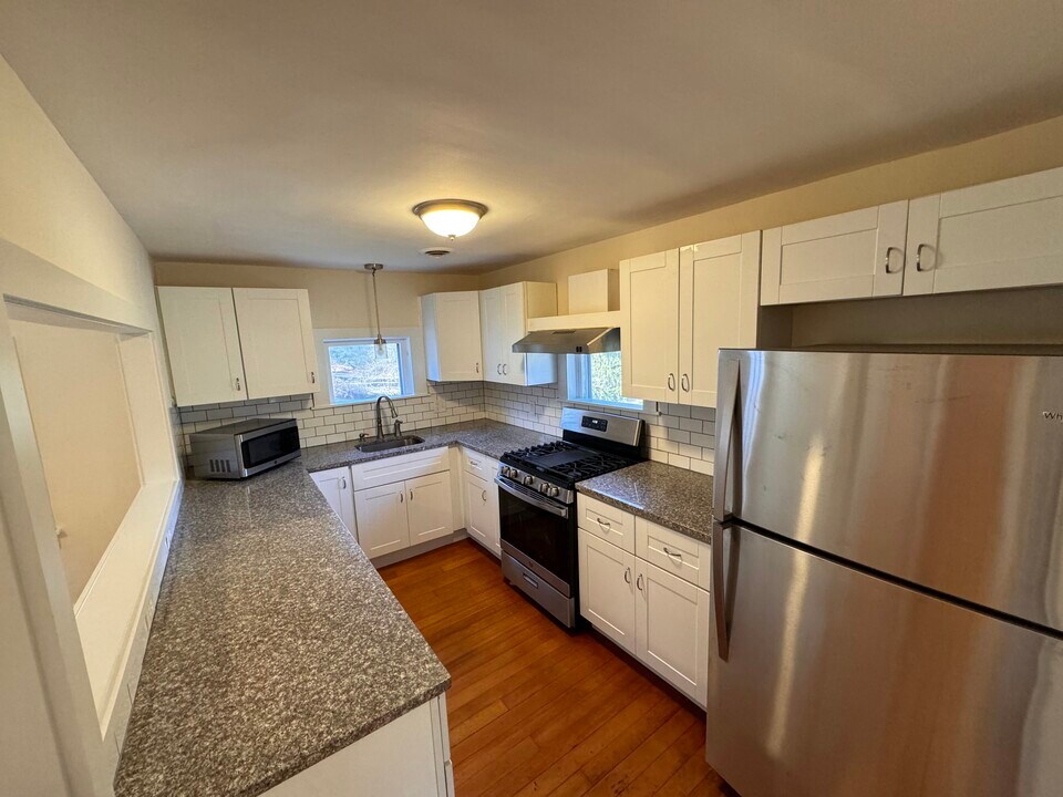 71 Ethan Allen Hwy, Unit Apt 1 in Ridgefield, CT - Building Photo