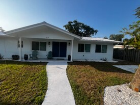 615 Azalea Ln, Unit 4 in Vero Beach, FL - Building Photo