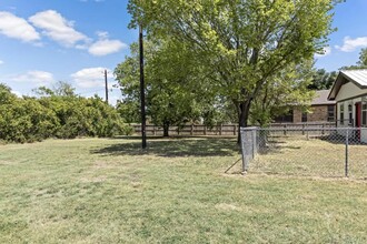 207 N Porter St in Caldwell, TX - Building Photo - Building Photo