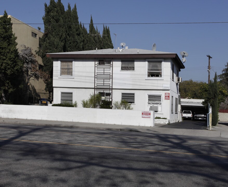 13527 Victory Blvd in Van Nuys, CA - Building Photo