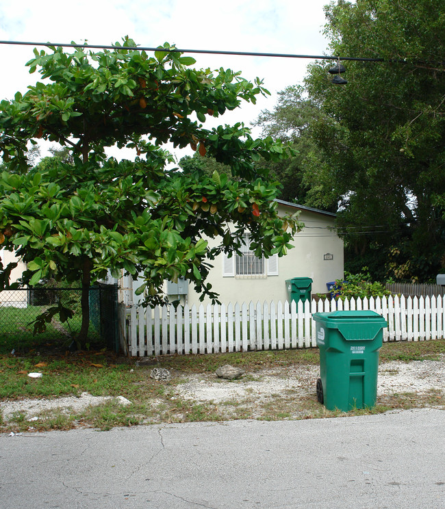 261 NW 96th St in Miami, FL - Foto de edificio - Building Photo