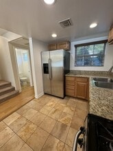 2301 Roscomare Rd in Los Angeles, CA - Foto de edificio - Building Photo