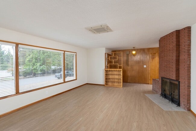 1214 NW Vicksburg Ave in Bend, OR - Building Photo - Building Photo