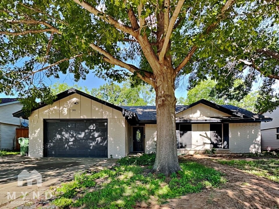 901 Stonybrook Dr in Lewisville, TX - Building Photo