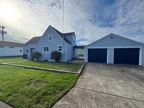 127 NE Benton St in Newport, OR - Building Photo - Building Photo